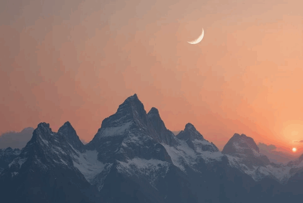 la lune derrière la montagne